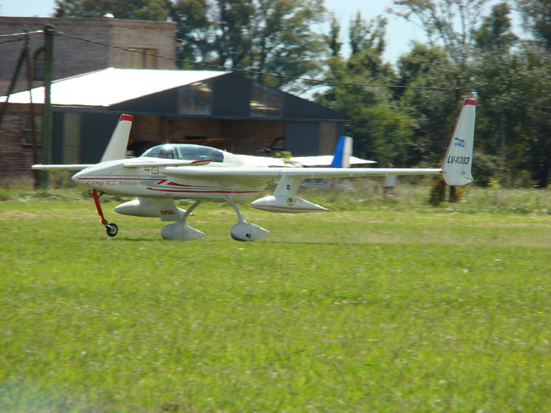 Un Long-EZ aterrizando.